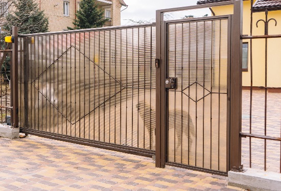 Купить ворота из профлиста с элементами ковки, с металлическими столбами в рамке или под дерево в Лениногорске от 157905 руб