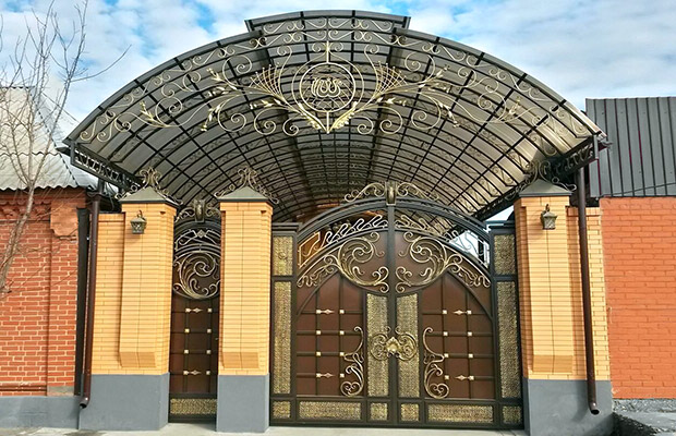 Купить или заказать ворота для дома с навесом - стильные и надежные решения для вашего участка в Лениногорске от 42793 руб | ВоротМастер-Лнр